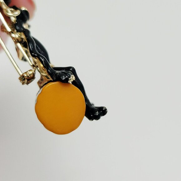 Charles F. Worth Vintage 1950s African Witch Doctor Brooch, Bakelite Drum - Picture 7 of 11